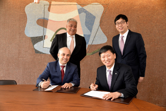 지난 24일 브라질 리우데자네이루에 위치한 IRB Brasil Re 본사에서 진행된 양해각서 체결식에서 따르씨시오 고도이(Tarcisio Godoy) IRB 사장(왼쪽)과 원종규 코리안리 사장이 기념촬영을 하고 있다. 코리안리 제공